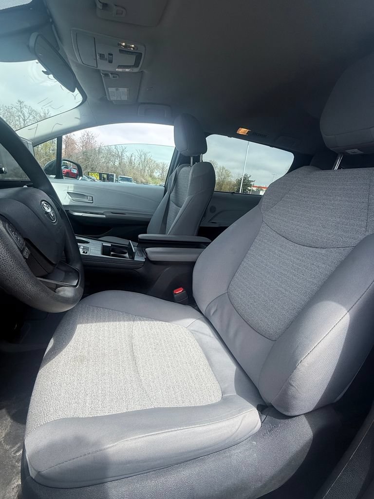 Used 2025 Toyota Sienna LE FWD image 5