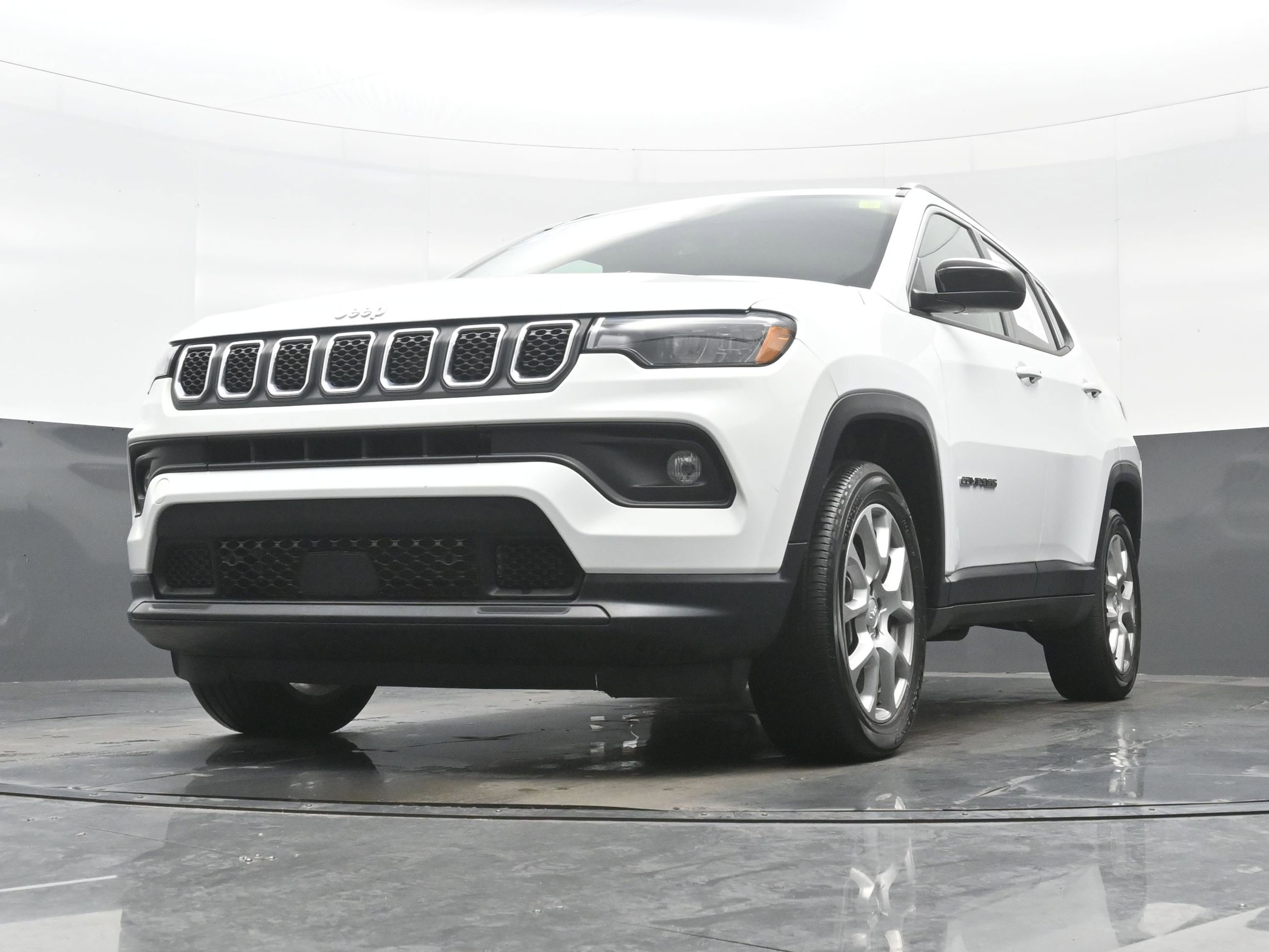 Used 2023 Jeep Compass Latitude image 26