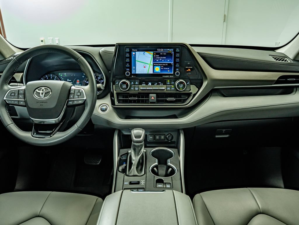 Used 2021 Toyota Highlander XLE AWD/4WD image 29