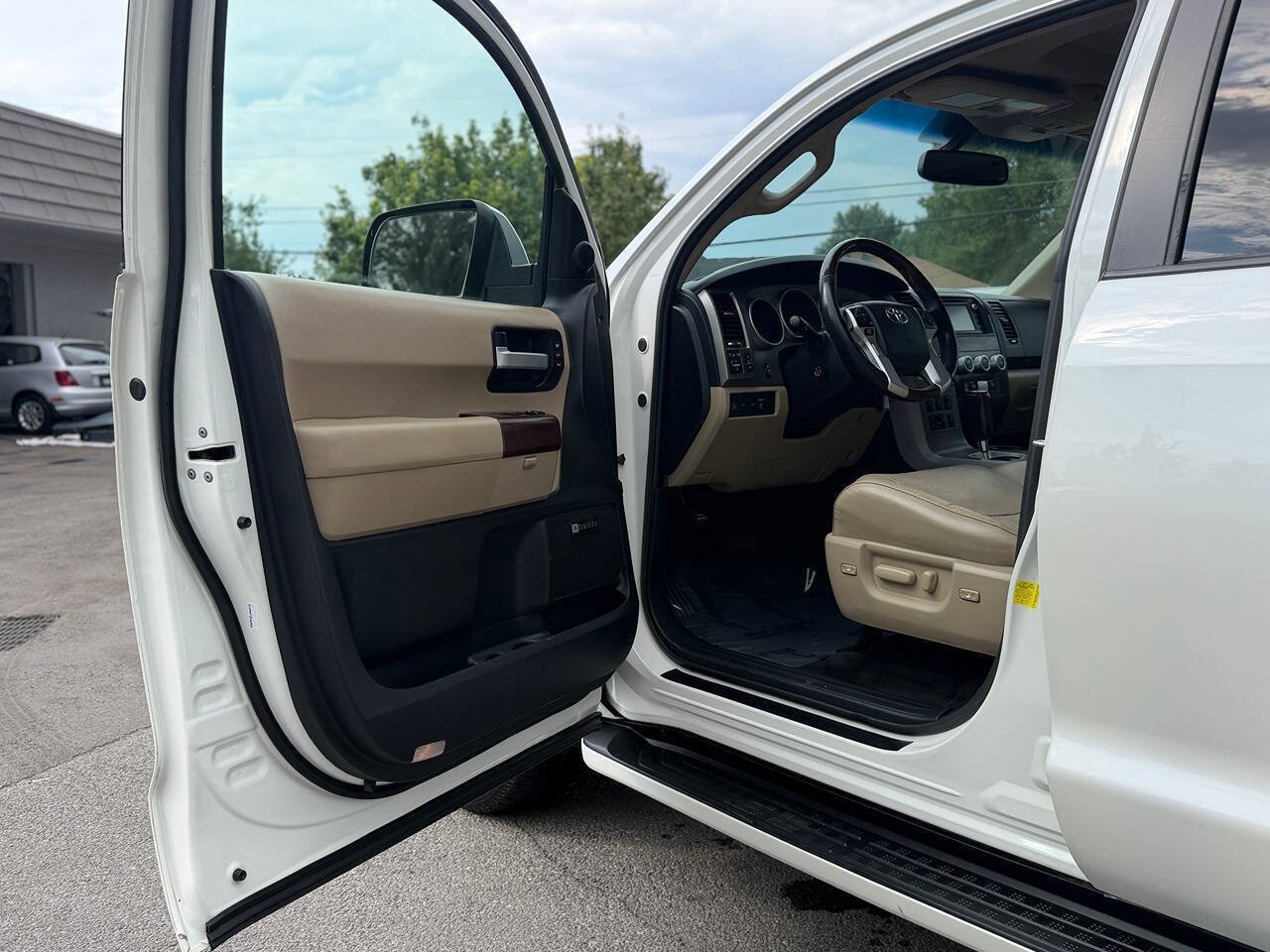 Used 2015 Toyota Sequoia Platinum AWD/4WD image 75