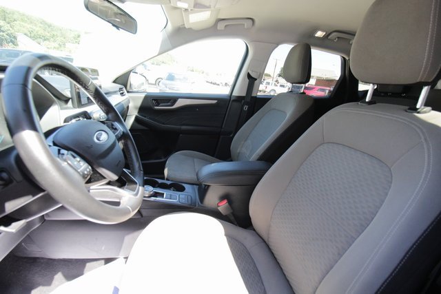 Used 2022 Ford Escape SE w/ SE Sport Appearance Package image 17