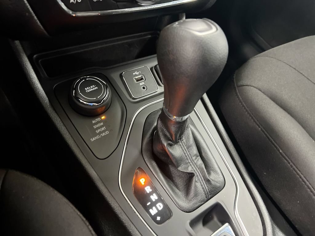 Used 2021 Jeep Cherokee Latitude AWD/4WD image 17