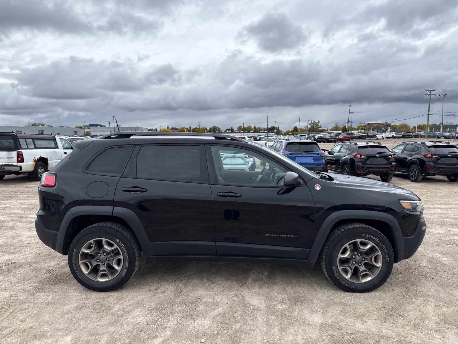 Used 2019 Jeep Cherokee Trailhawk w/ Cold Weather Group AWD/4WD image 9