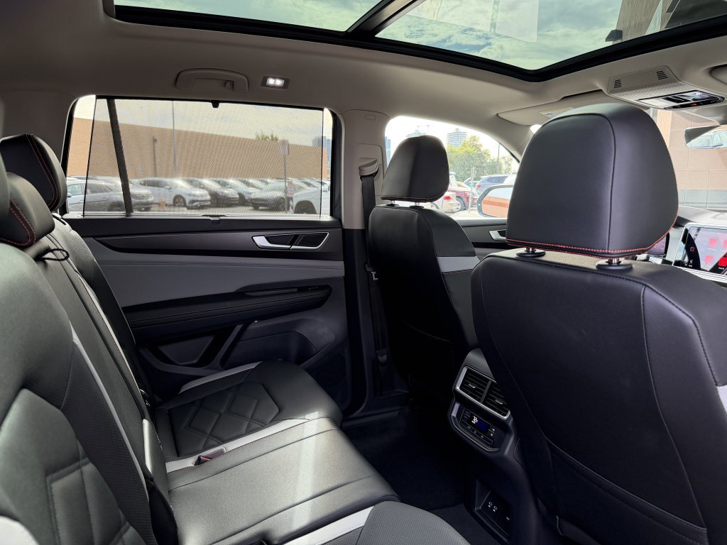 Used 2025 Volkswagen Atlas Peak Edition SE AWD/4WD image 40