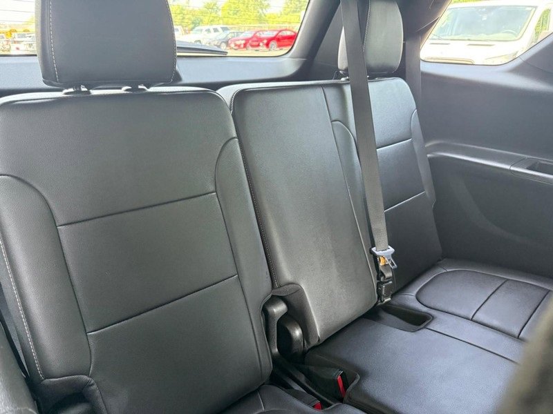 Used 2023 Chevrolet Traverse LT image 9