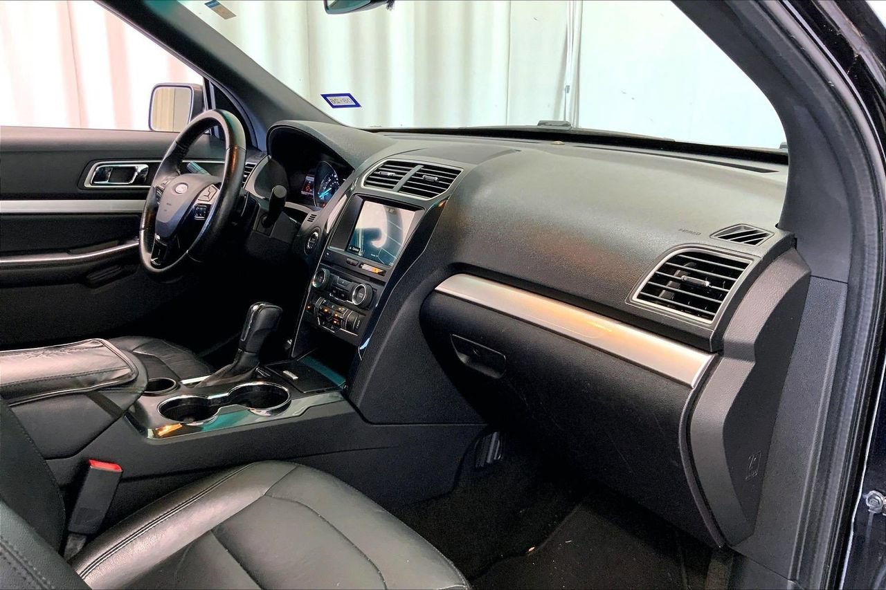 Used 2017 Ford Explorer XLT w/ Equipment Group 202A FWD image 28