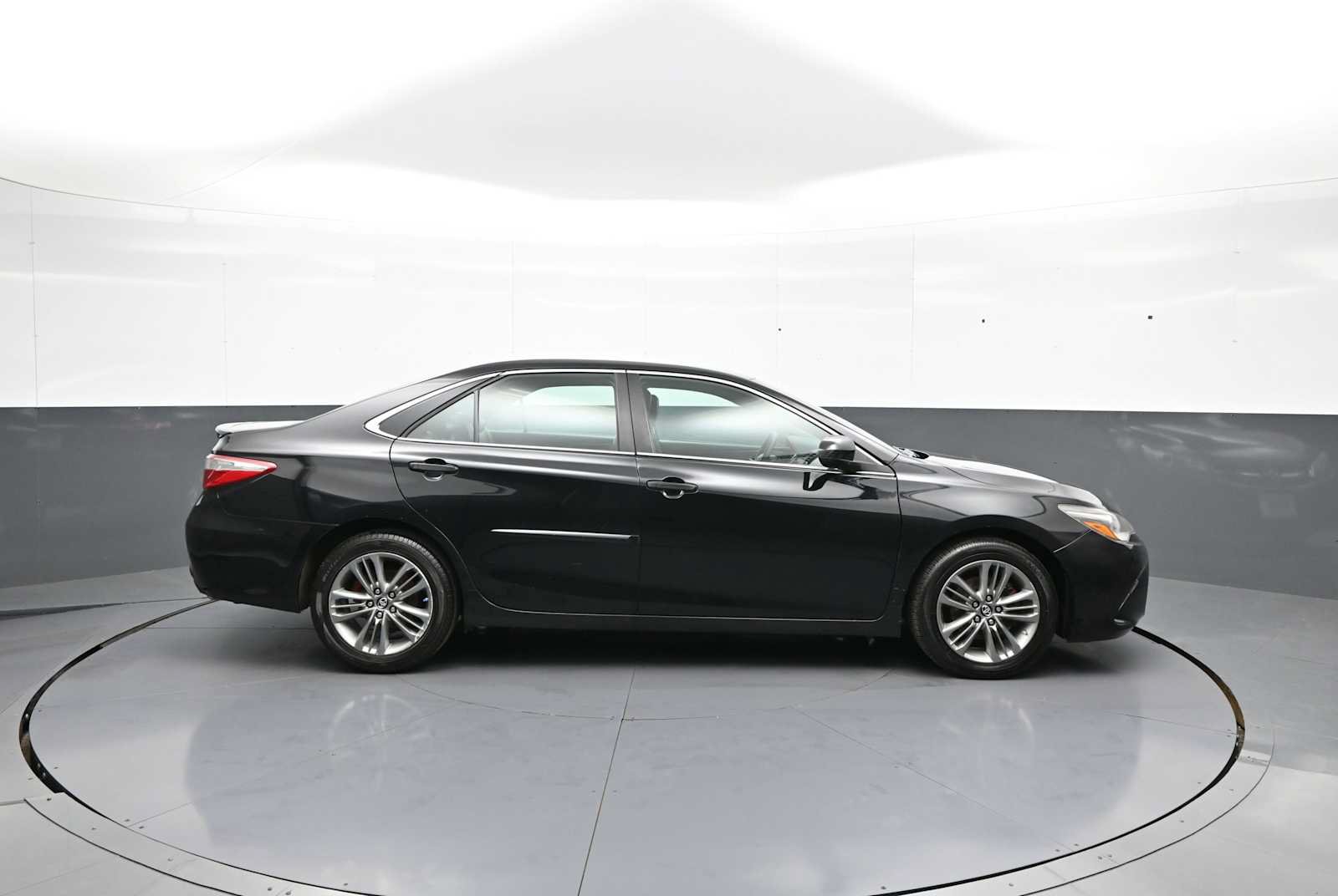 Used 2016 Toyota Camry SE w/ Protection Package (Q2) FWD image 5