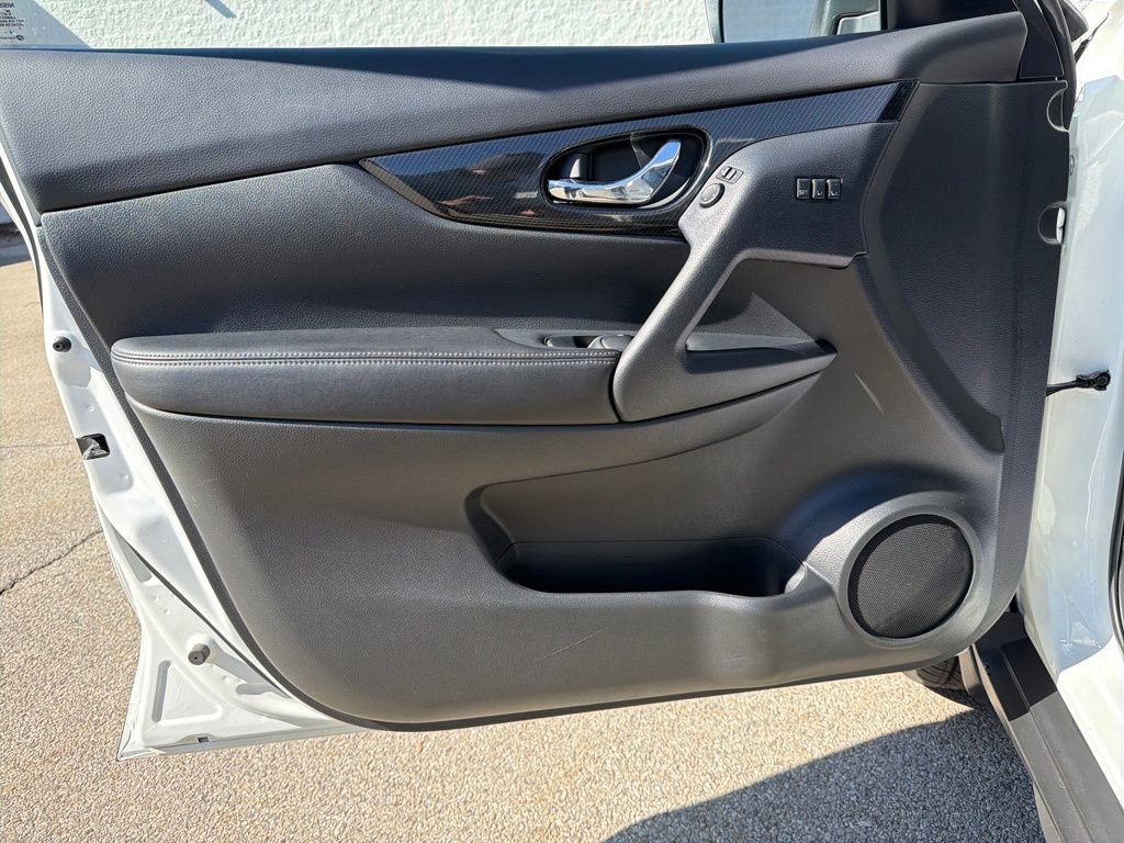 Used 2019 Nissan Rogue SL w/ Premium Package image 11