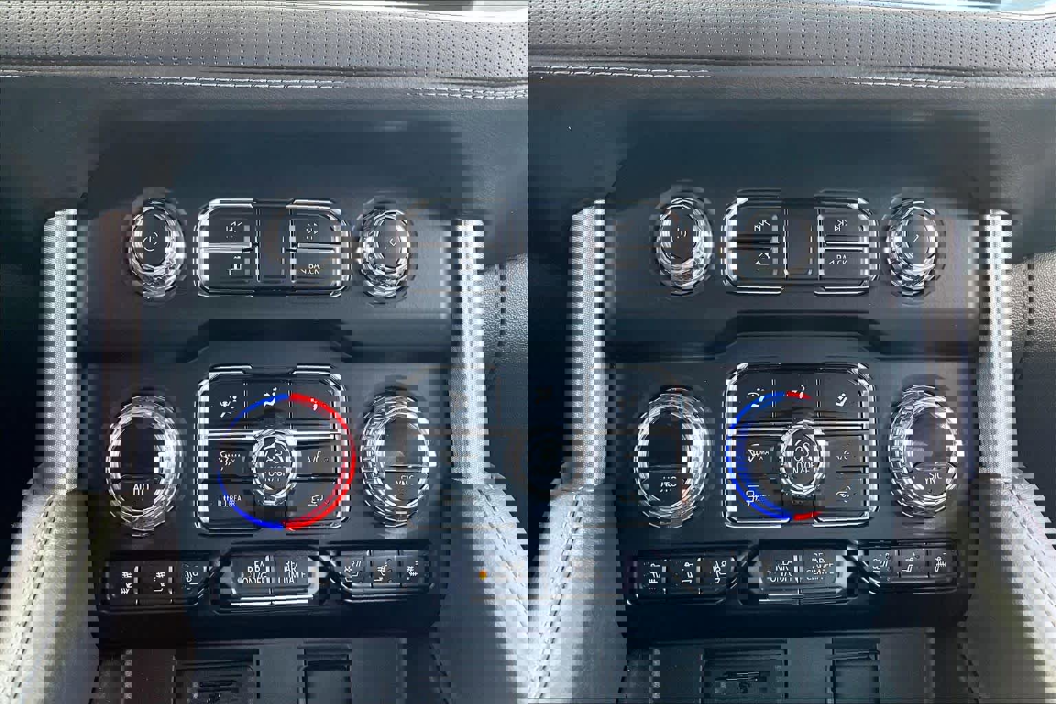 Used 2021 GMC Yukon SLT w/ SLT Premium Package image 34