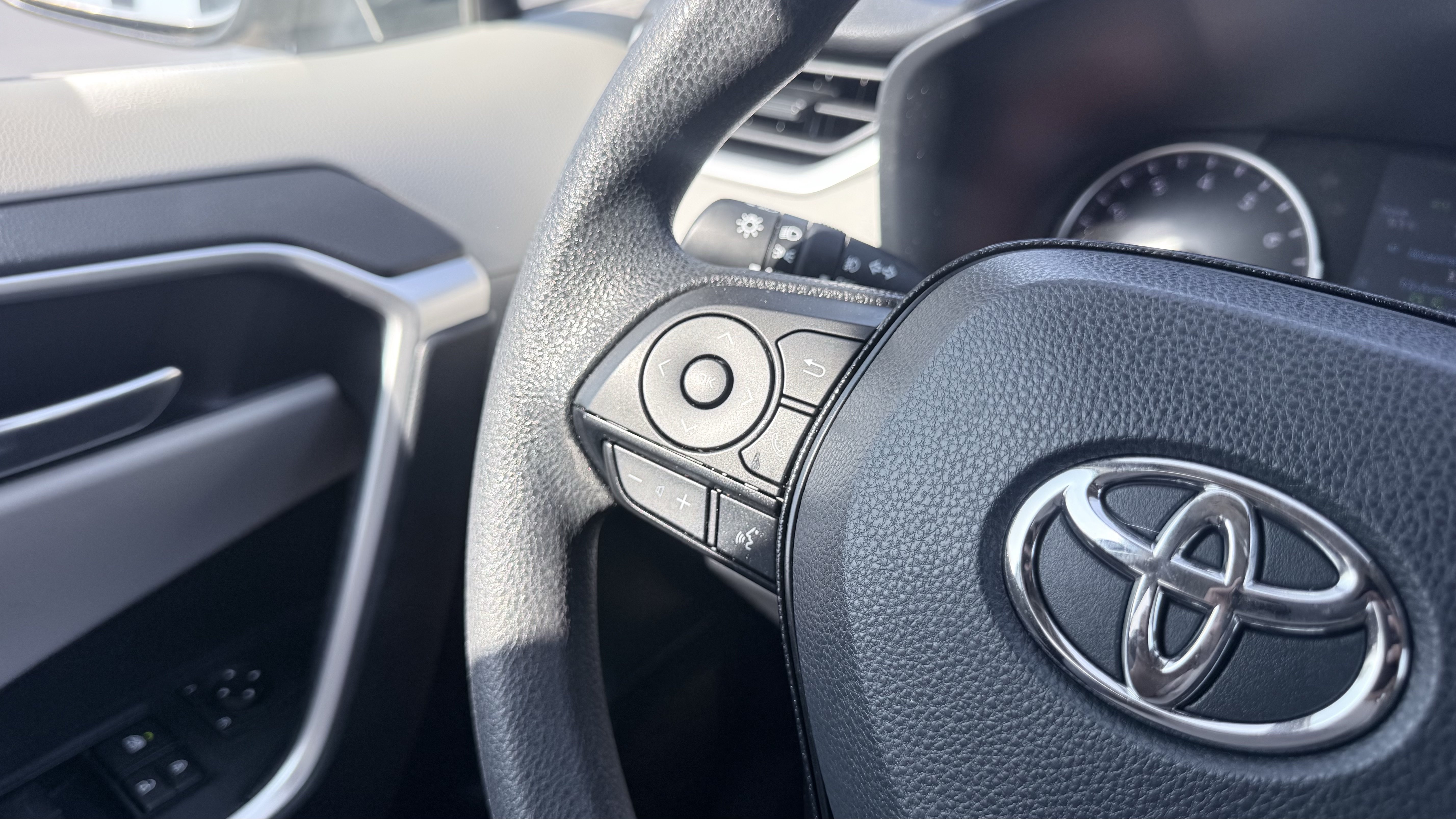 Used 2021 Toyota RAV4 XLE AWD/4WD image 49