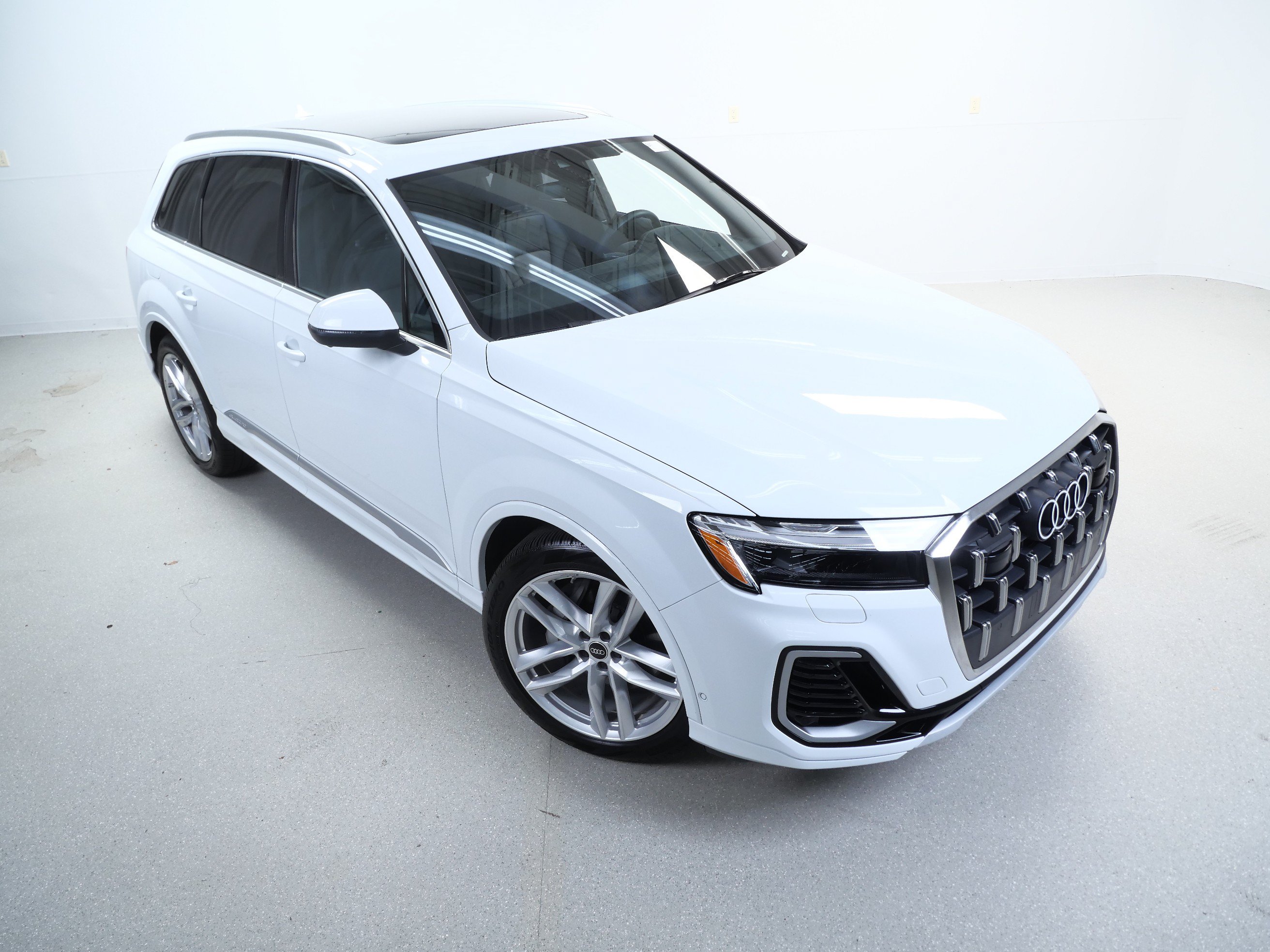 Used 2025 Audi Q7 3.0T Premium Plus w/ Premium Plus Package AWD/4WD image 4