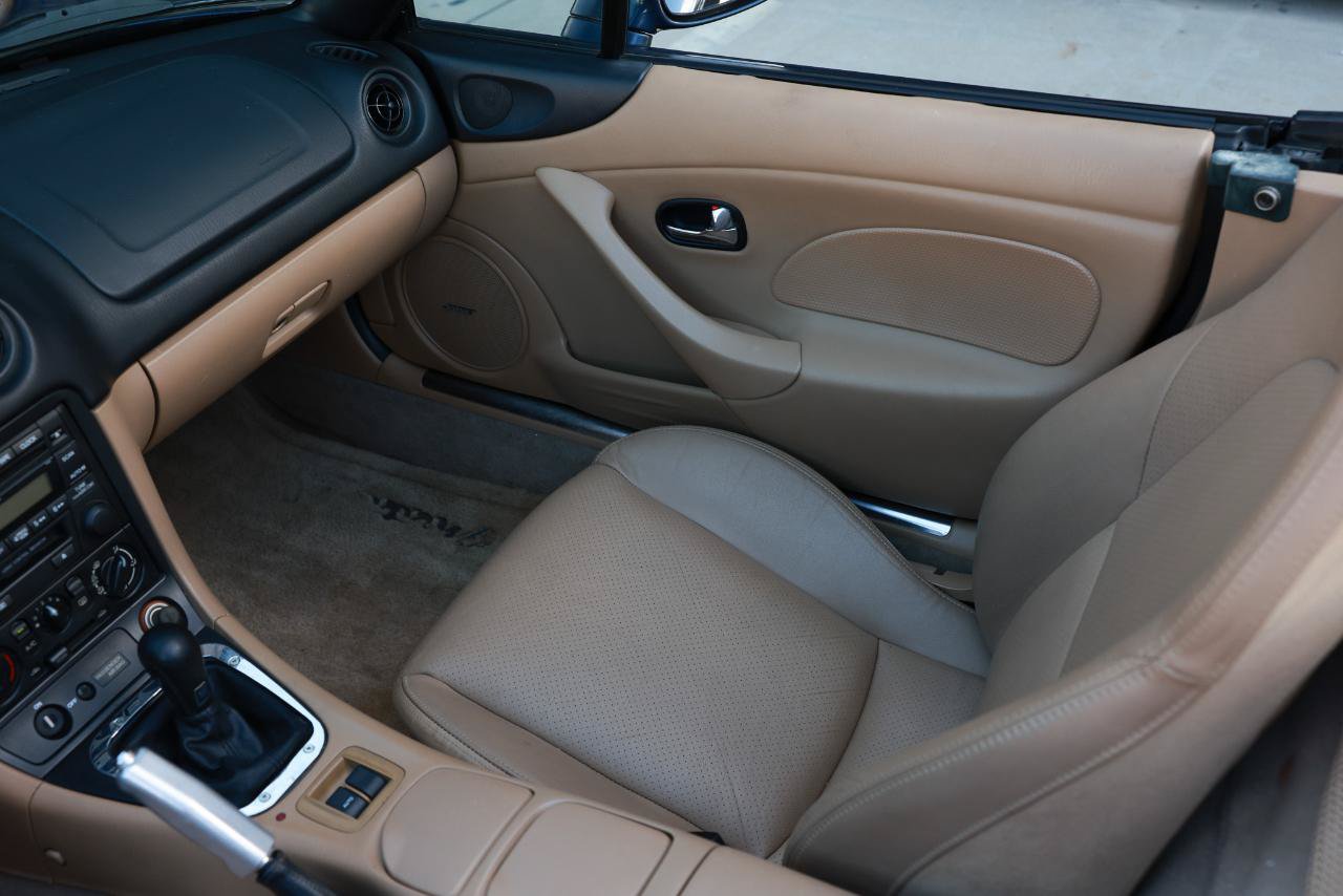 Used 2002 MAZDA MX-5 Miata RWD image 18