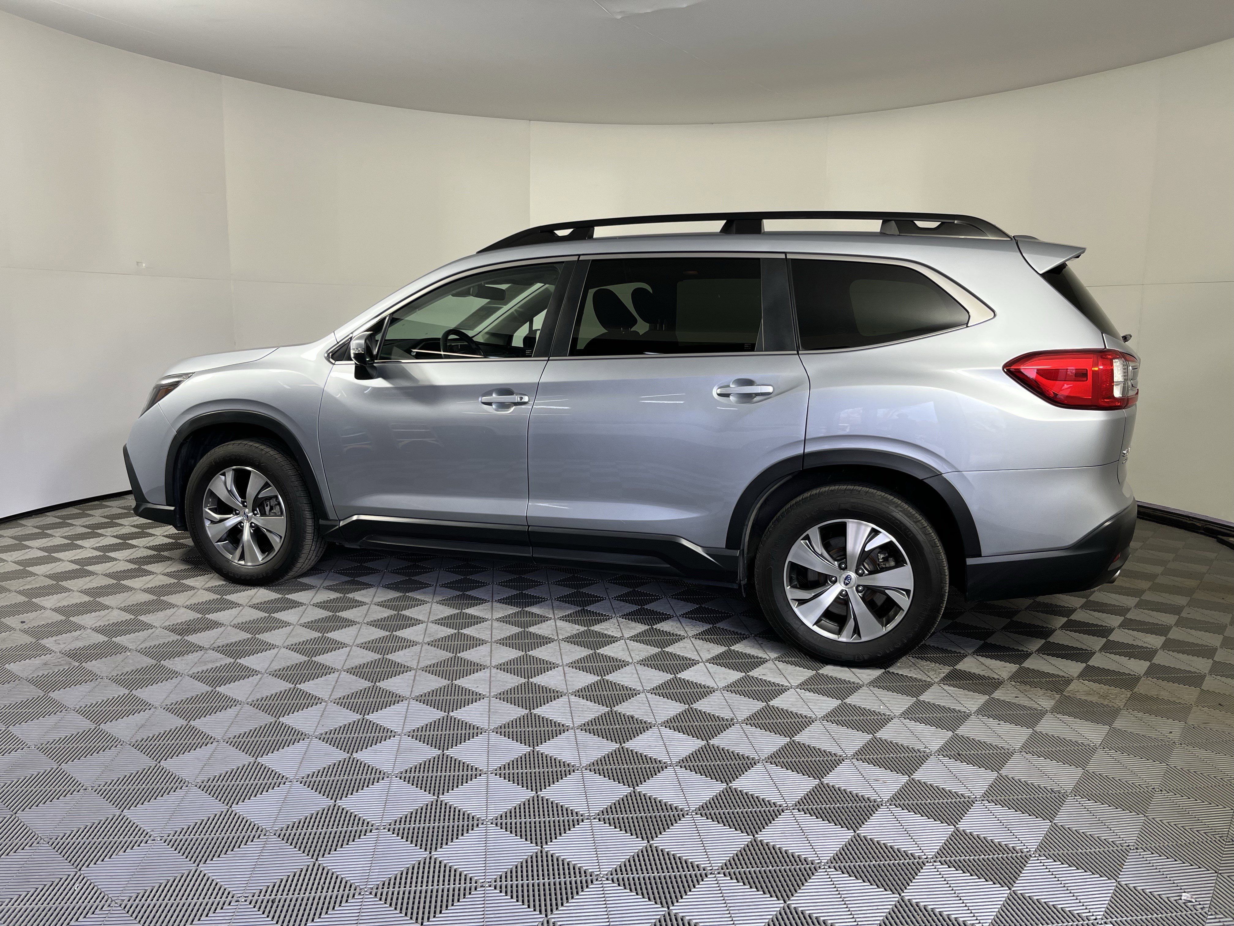 Used 2023 Subaru Ascent Premium image 2