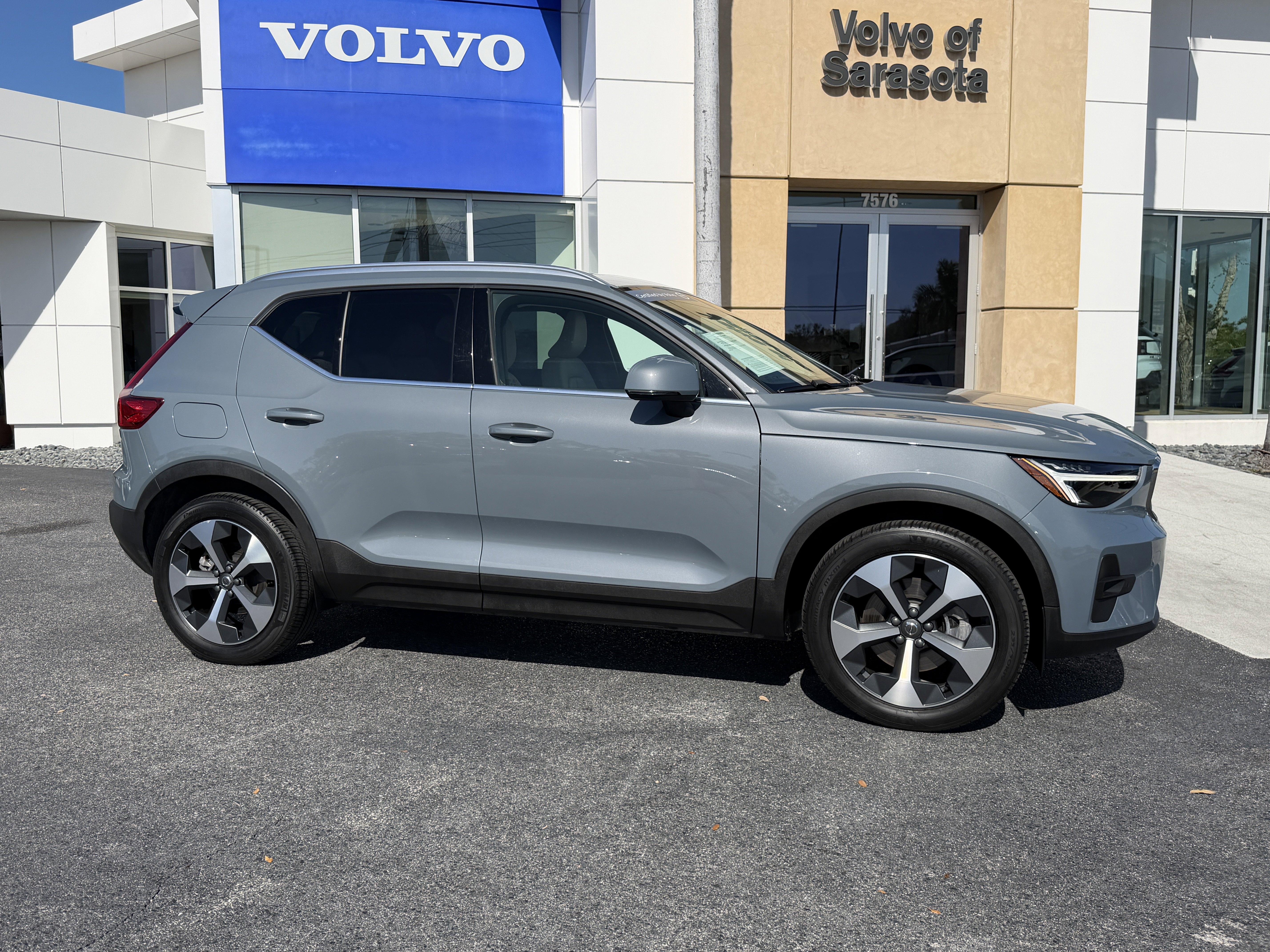 Certified 2023 Volvo XC40 B5 Plus w/ Protection Package Premier image 1