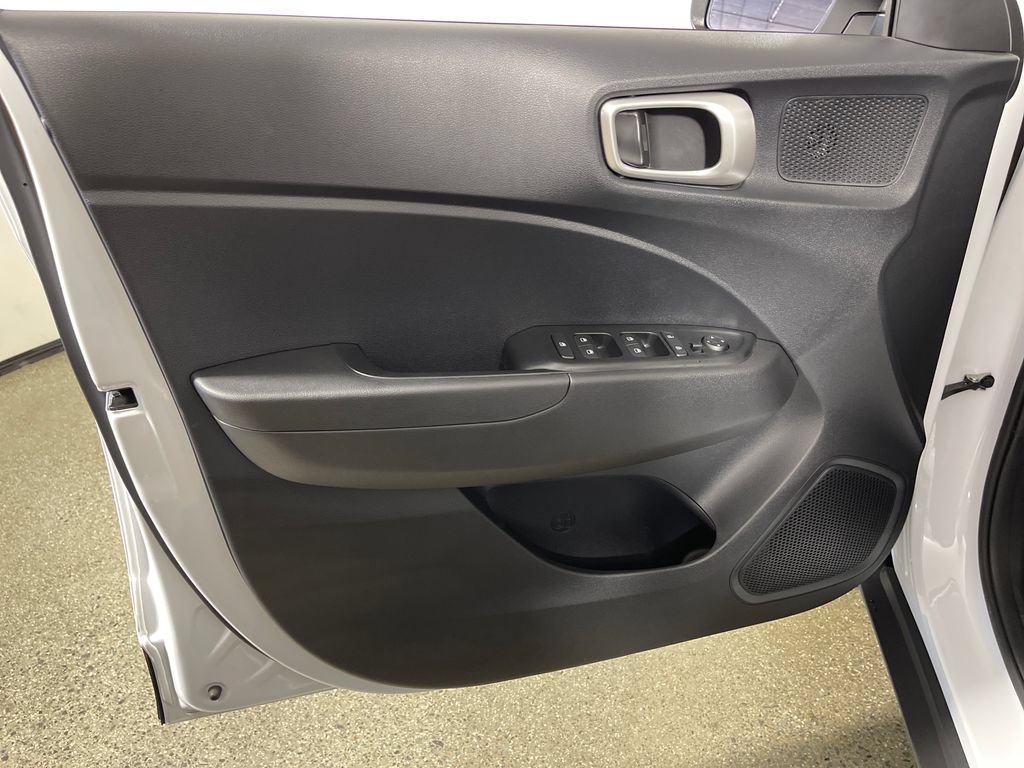Certified 2025 Hyundai Venue SEL FWD image 19