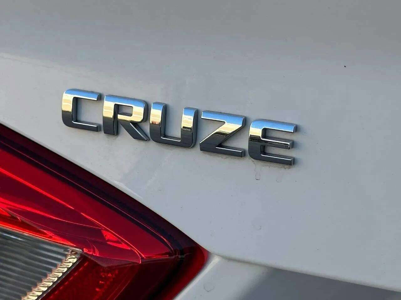 Used 2018 Chevrolet Cruze LT w/ Convenience Package image 16