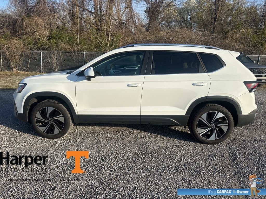 Used 2025 Volkswagen Taos SE w/ Panoramic Sunroof Package image 2