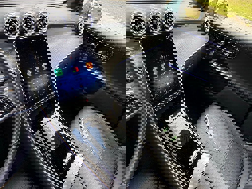 Used 2025 Mercedes-Benz GLC 300 image 35