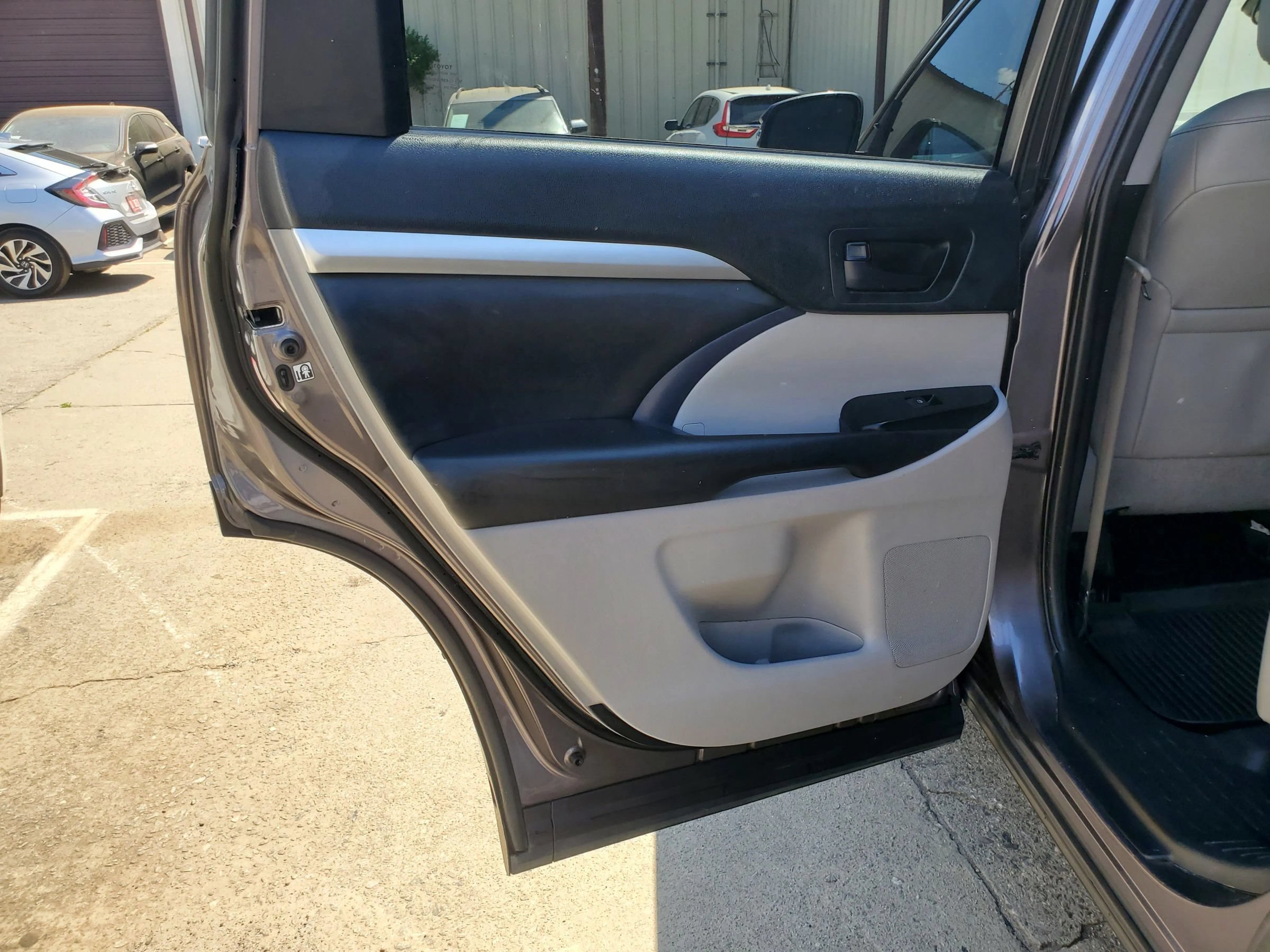 Used 2019 Toyota Highlander Plus FWD image 26
