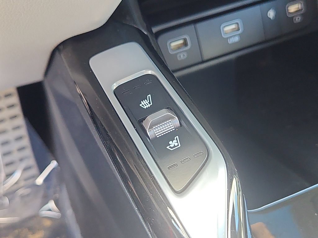 Certified 2023 Kia Sorento SX Prestige w/ Panoramic Sunroof Package AWD/4WD image 16