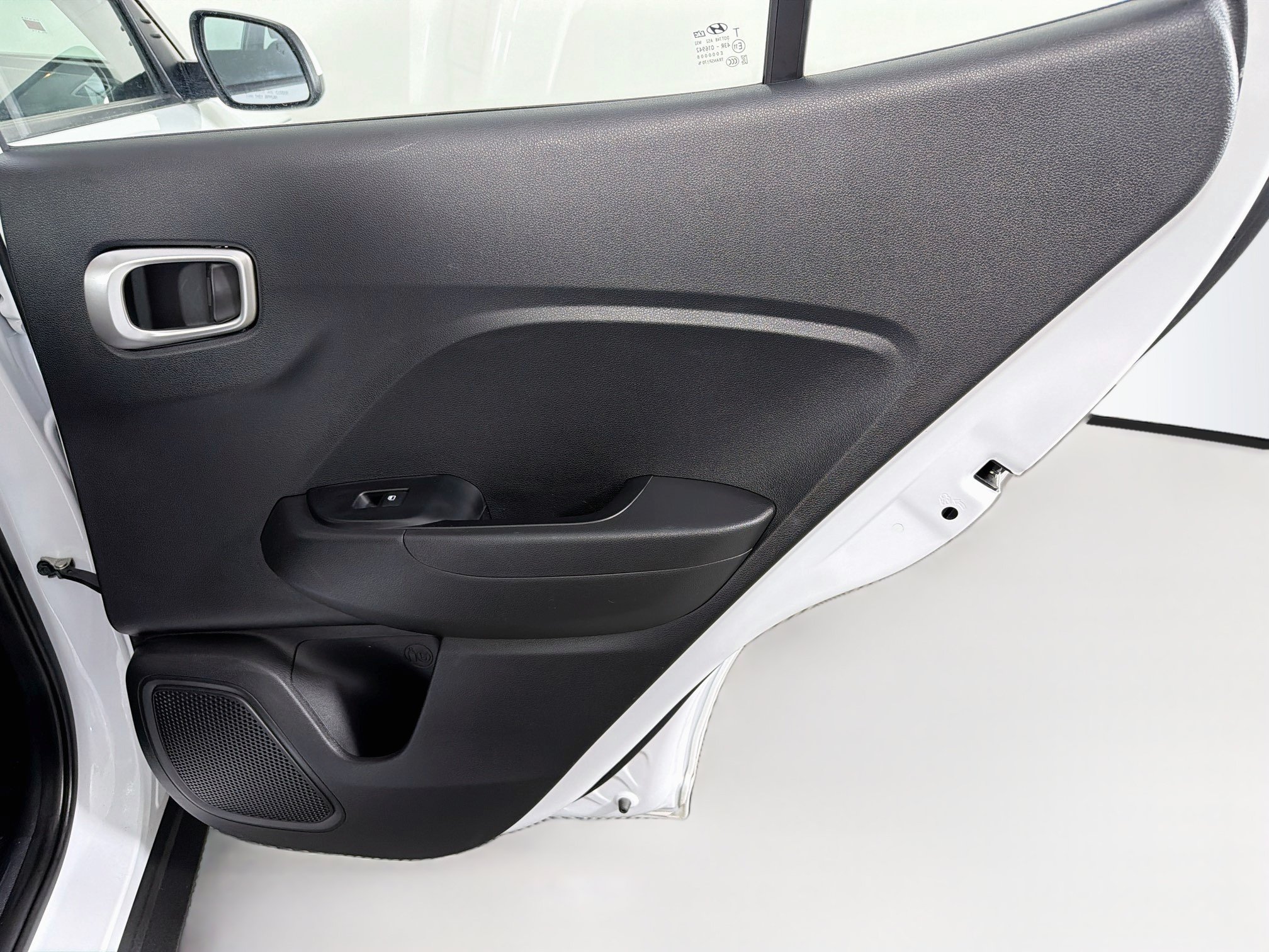 Used 2025 Hyundai Venue SEL FWD image 31