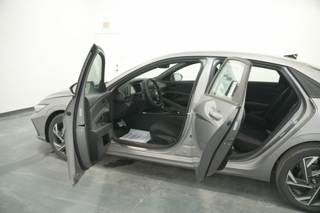 Certified 2025 Hyundai Elantra Sport image 28