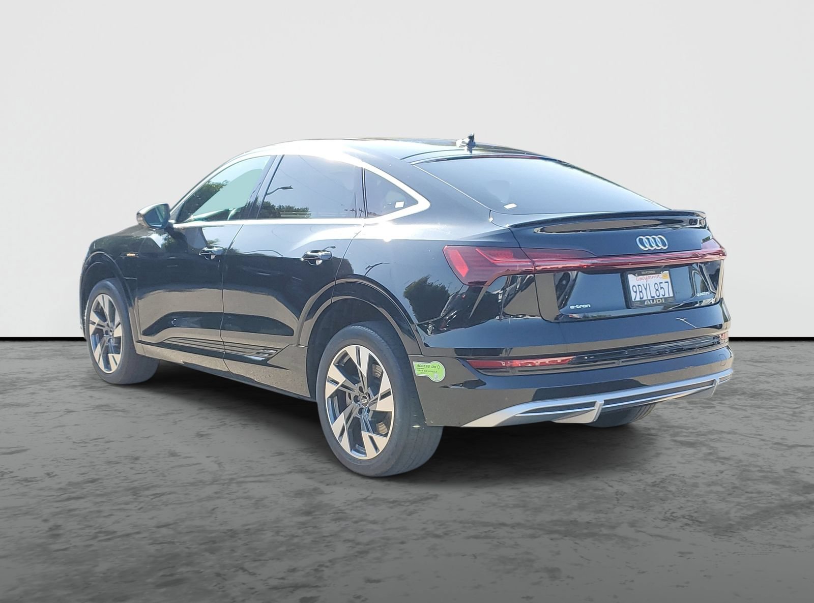 Used 2022 Audi e-tron Premium Plus w/ Premium Plus Package AWD/4WD image 3