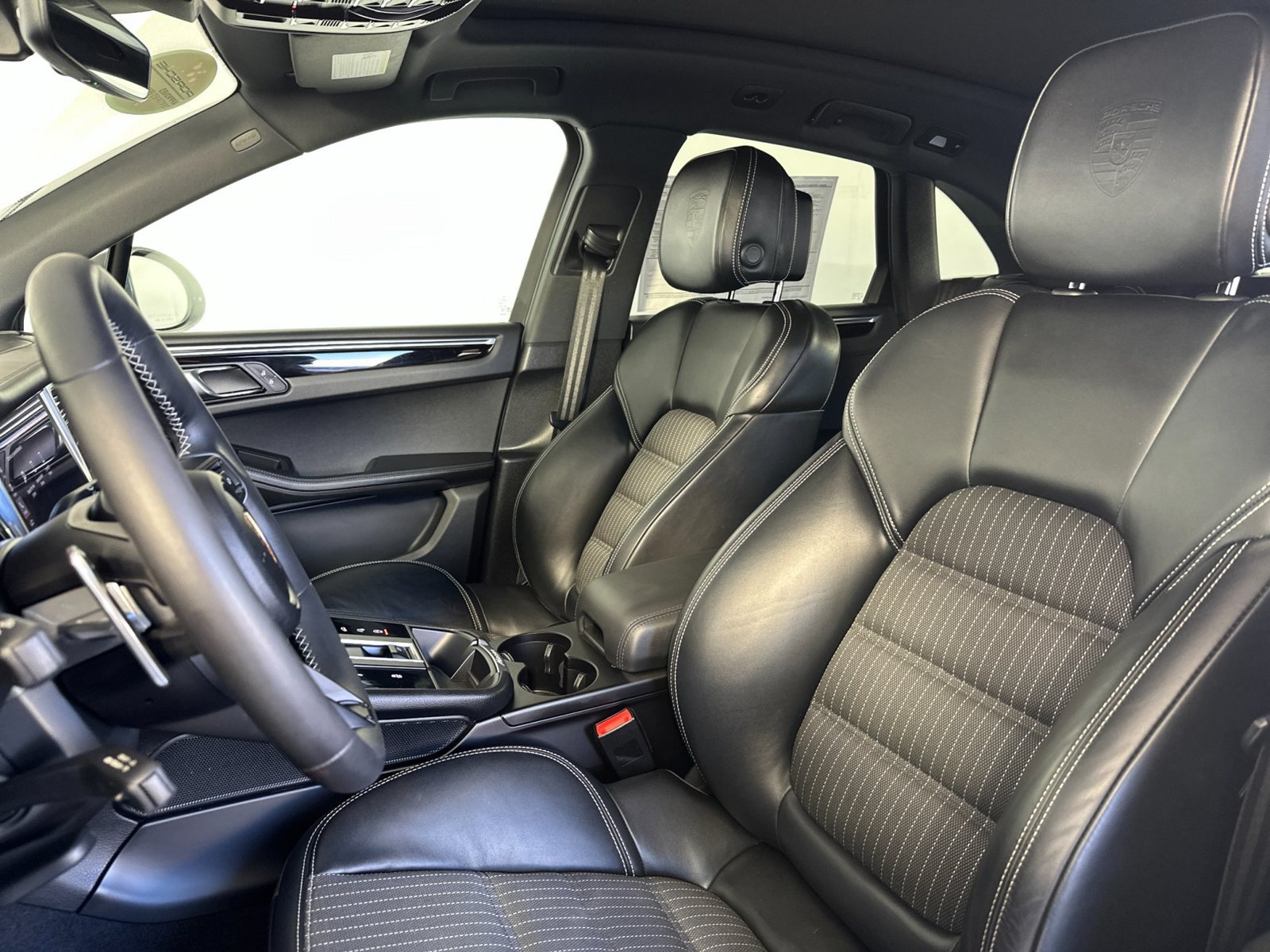 Certified 2023 Porsche Macan Turbo AWD/4WD image 5