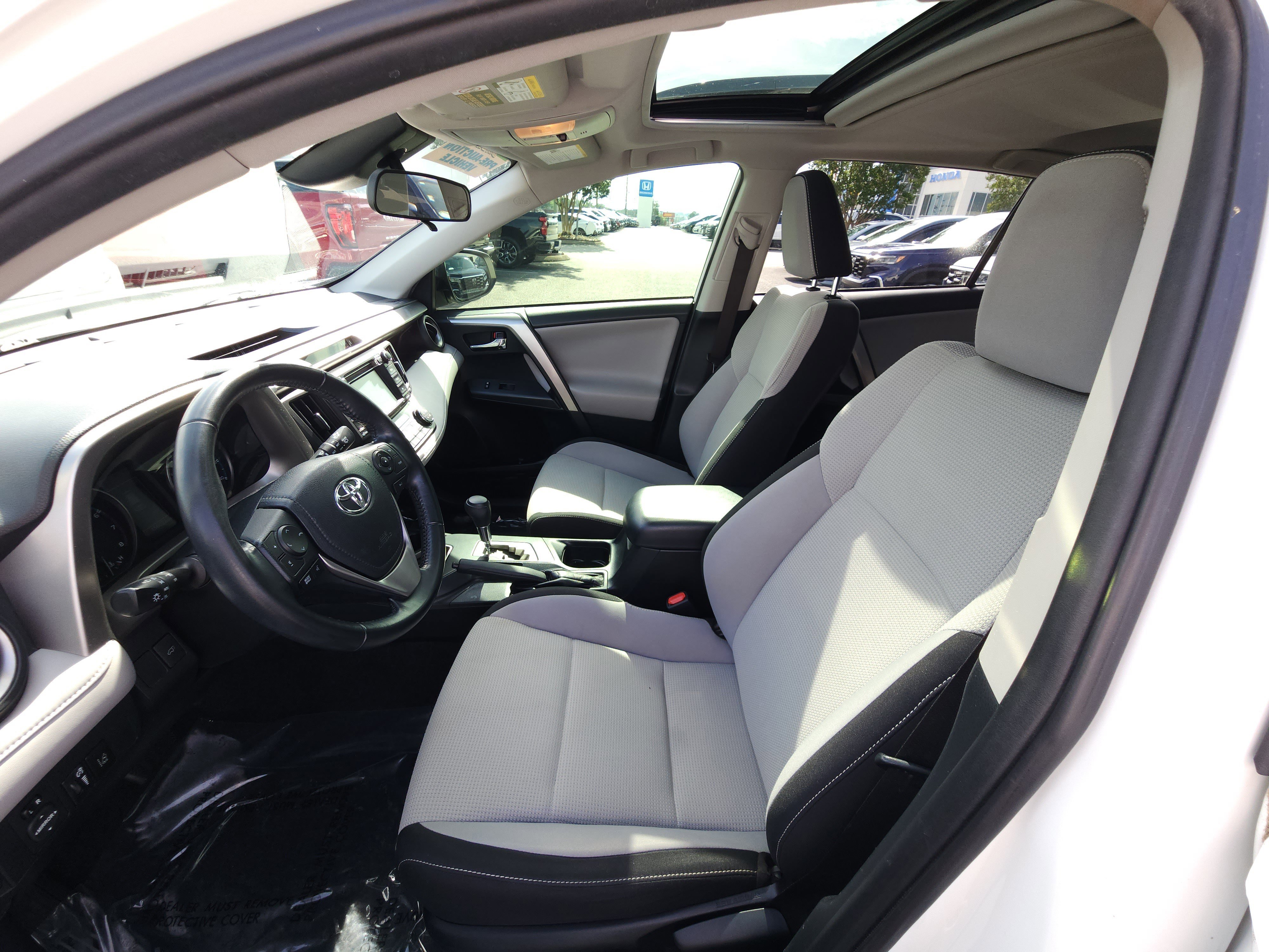 Used 2017 Toyota RAV4 XLE FWD image 17