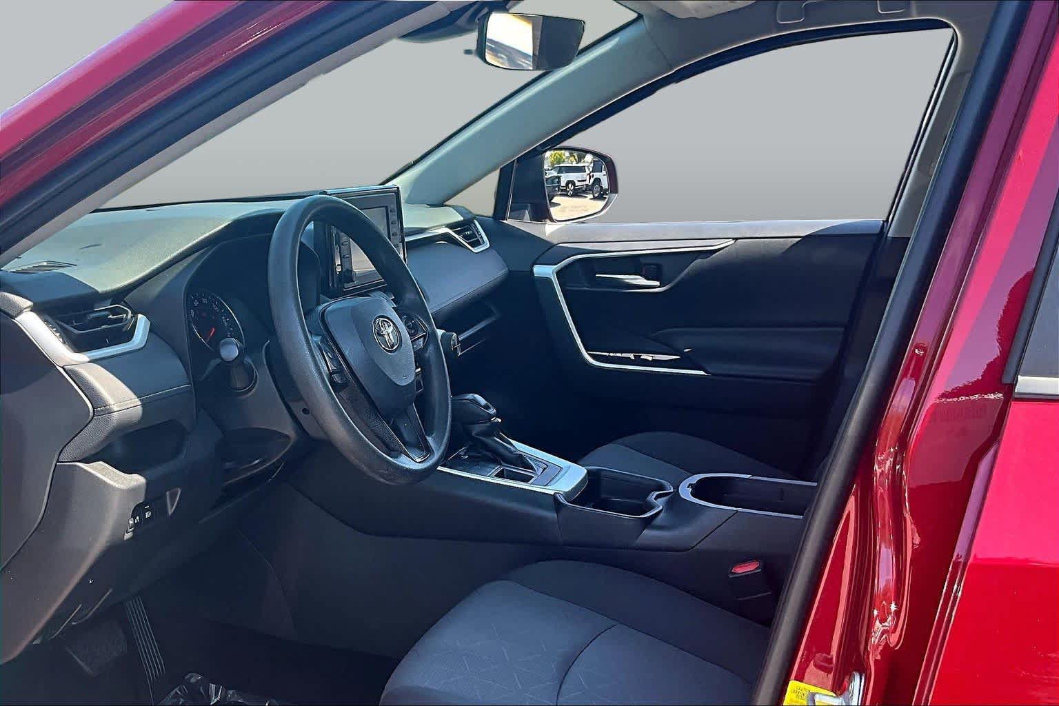 Used 2021 Toyota RAV4 XLE AWD/4WD image 8