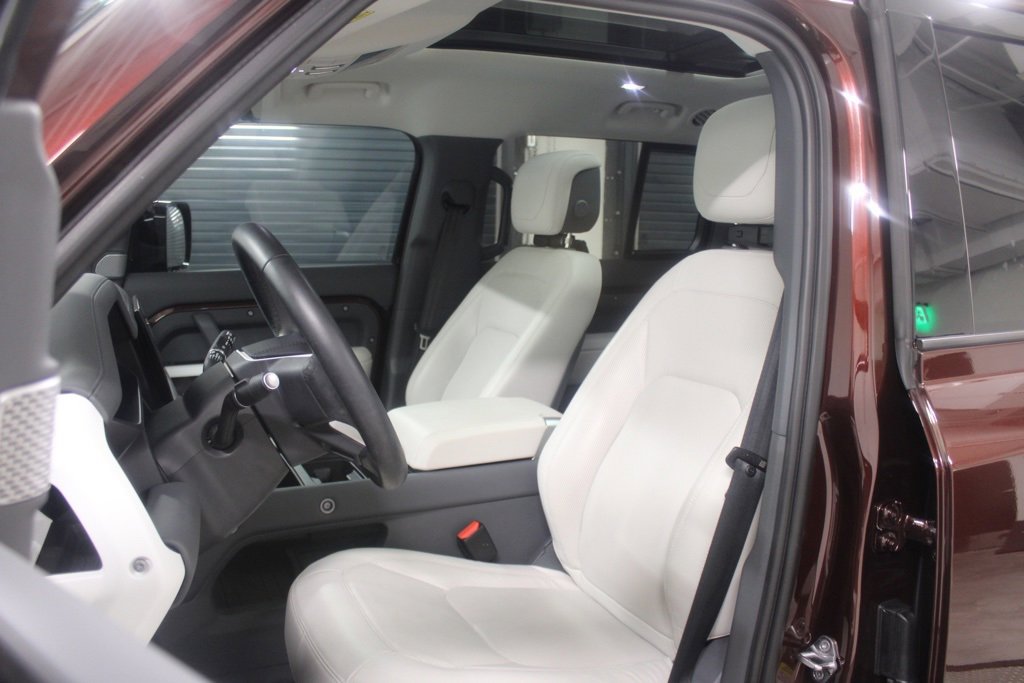 Used 2023 Land Rover Defender 130 SE image 5