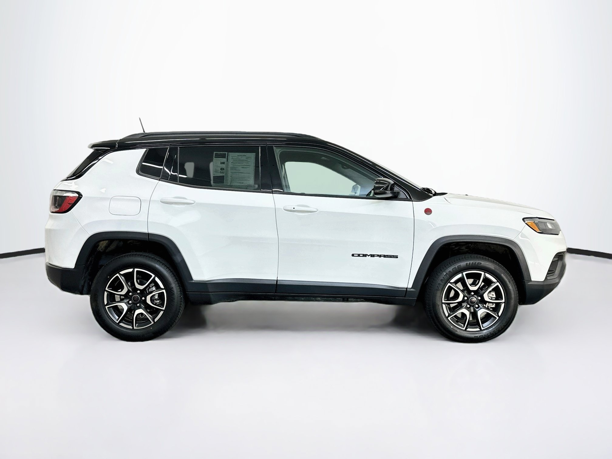 Used 2025 Jeep Compass Trailhawk AWD/4WD image 10