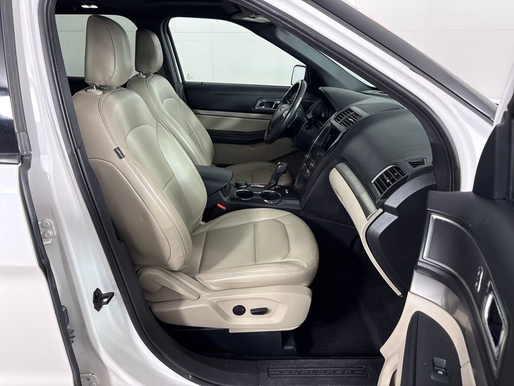 Certified 2019 Ford Explorer XLT w/ Equipment Group 202A image 7