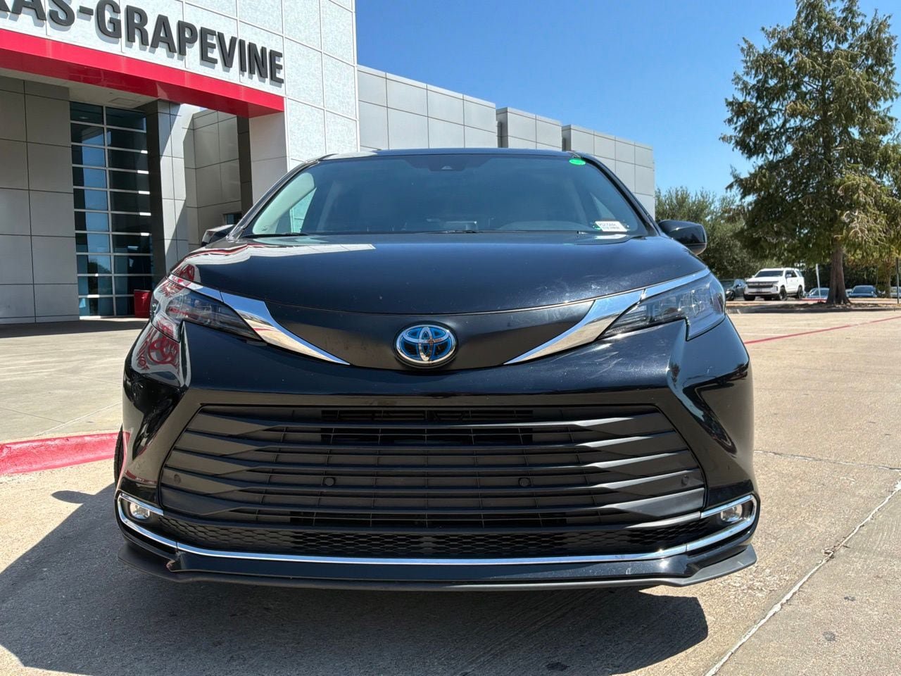 Used 2024 Toyota Sienna XLE FWD image 3