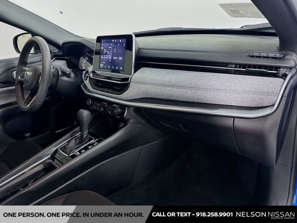 Used 2025 Jeep Compass Sport w/ Mopar Graphics Package image 27