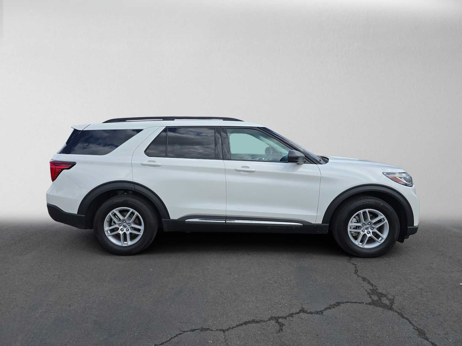 Used 2025 Ford Explorer Active w/ Active Comfort Package RWD image 2