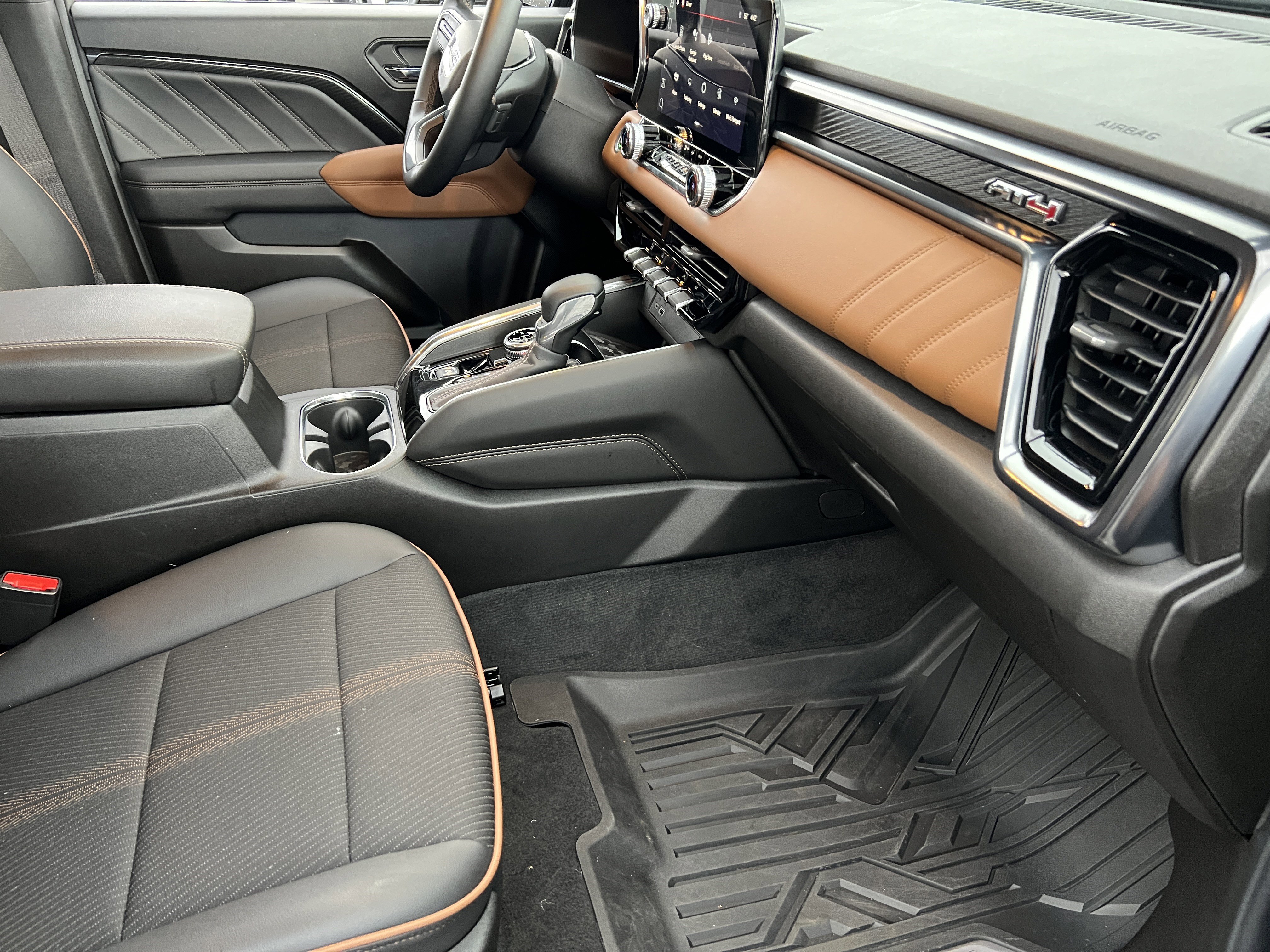 Used 2024 GMC Canyon AT4 image 19