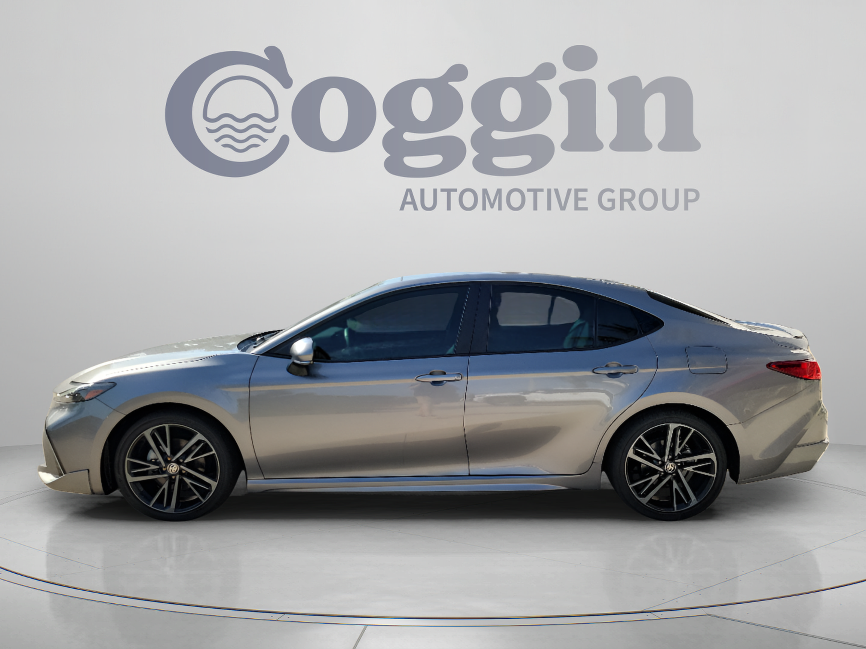 Used 2025 Toyota Camry XSE FWD image 2