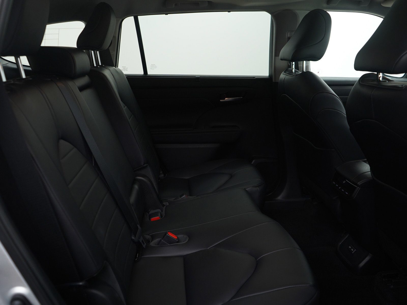 Used 2023 Toyota Highlander XLE image 12