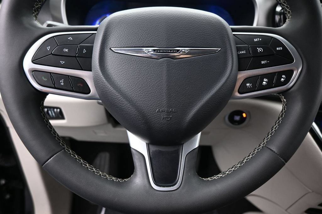 Used 2023 Chrysler Pacifica Touring-L FWD image 31
