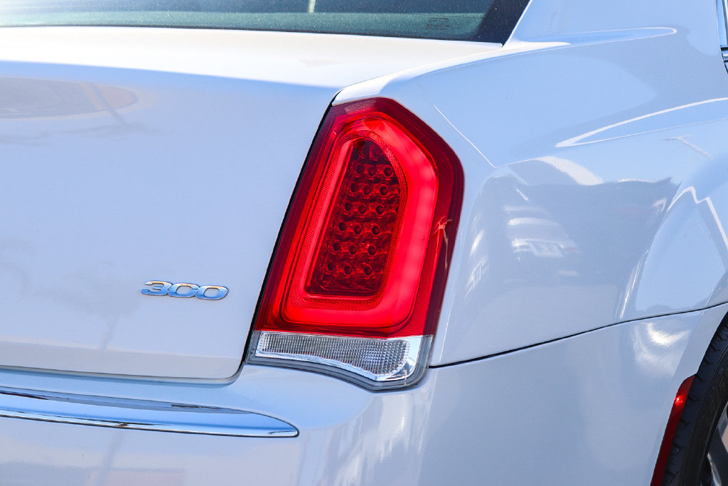 Used 2018 Chrysler 300 Limited AWD/4WD image 7