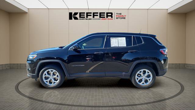 Used 2024 Jeep Compass Sport image 2