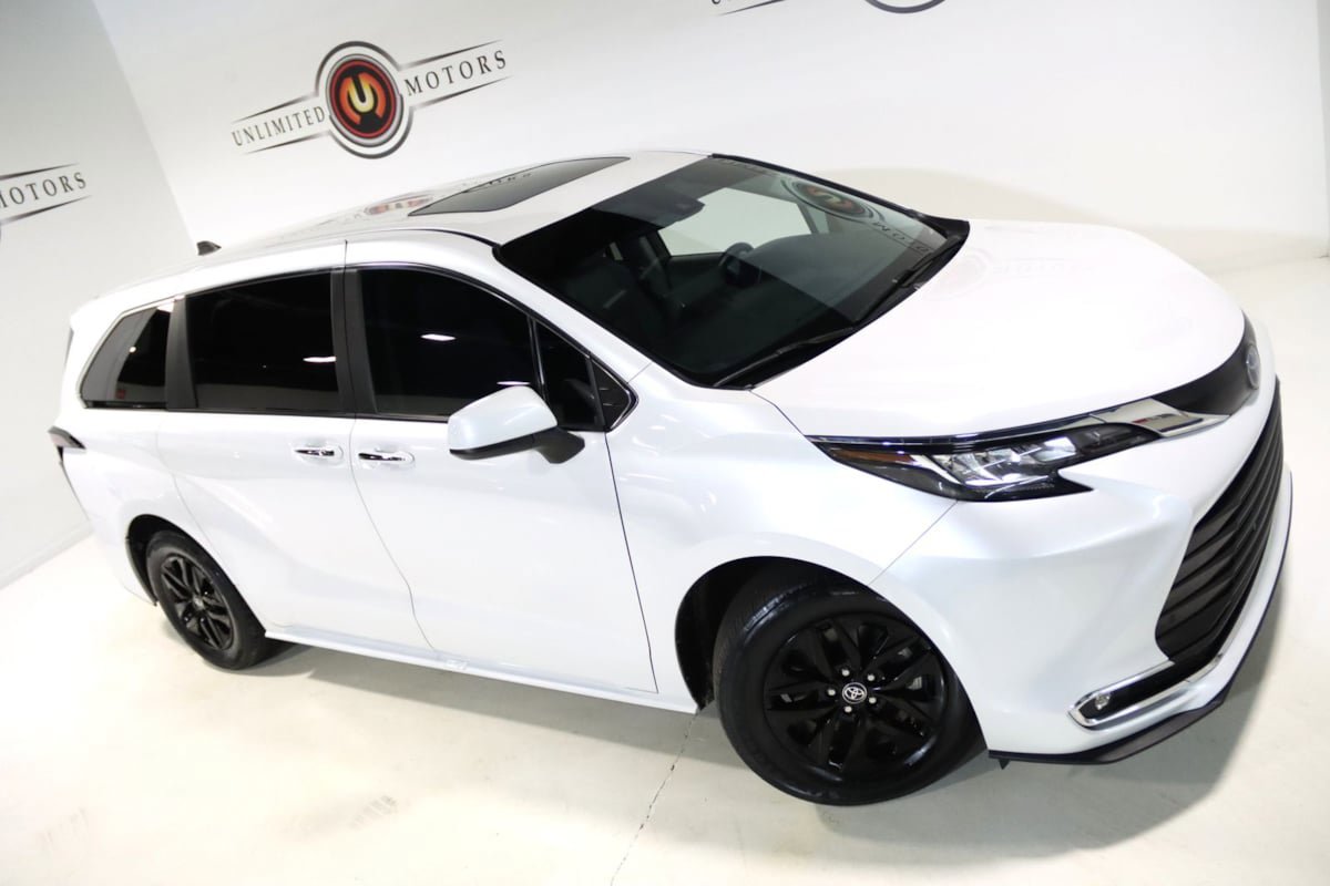 Used 2023 Toyota Sienna XLE FWD image 73