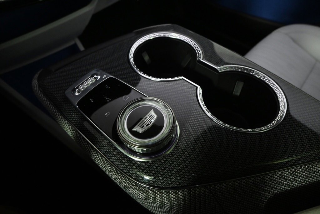 New 2026 Cadillac Optiq Luxury 2 image 33