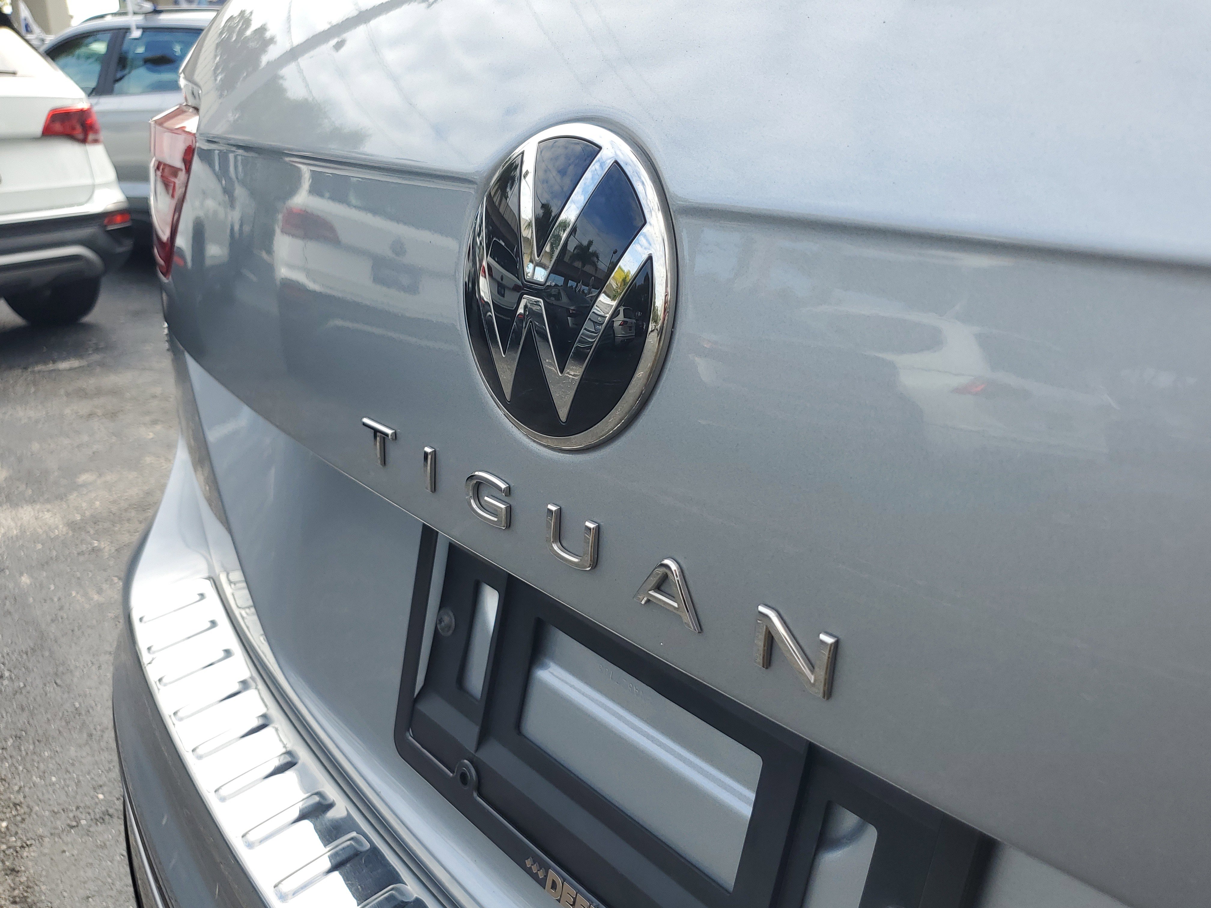 Used 2022 Volkswagen Tiguan SE R-Line FWD image 10