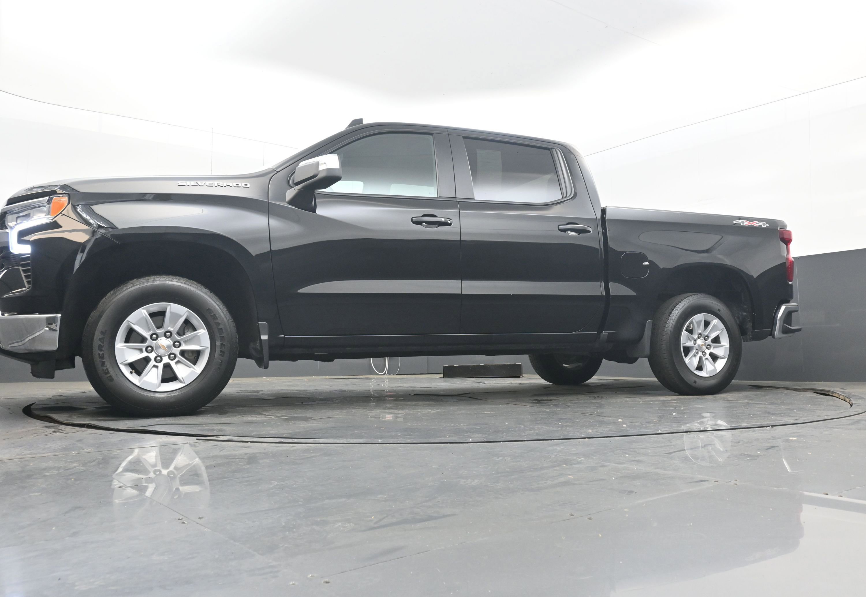 Used 2025 Chevrolet Silverado 1500 LT image 23