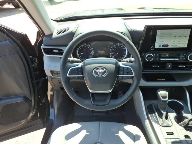 Used 2024 Toyota Highlander XLE AWD/4WD image 13