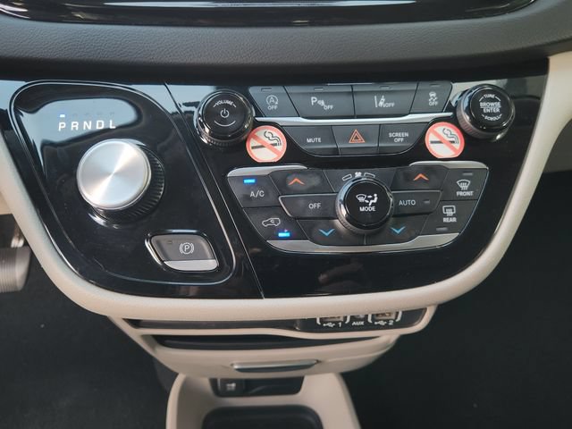Used 2024 Chrysler Pacifica Touring-L FWD image 17