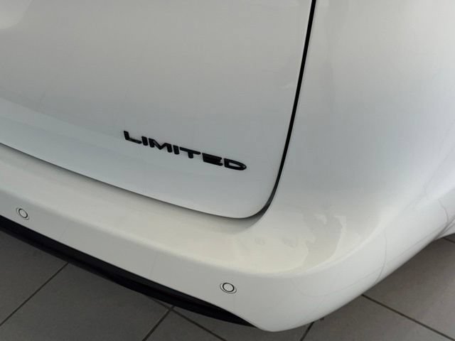 Used 2025 Chrysler Pacifica Limited FWD image 43