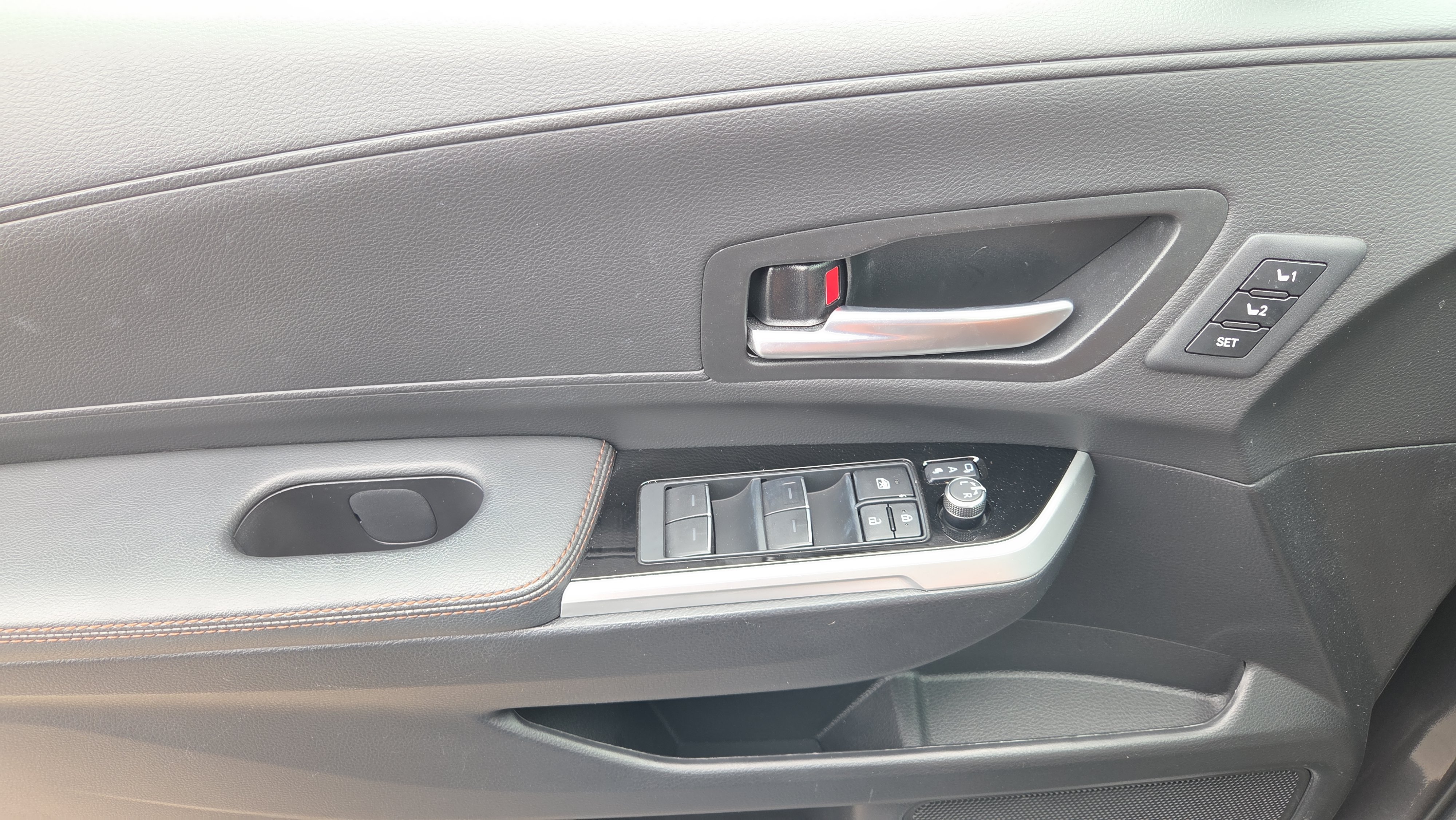 Certified 2025 Toyota Sienna Platinum AWD/4WD image 21